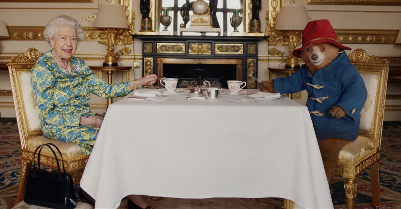 Obrazek w treści Królowa Elżbieta na podwieczorku z Misiem Paddingtonem [jpg]