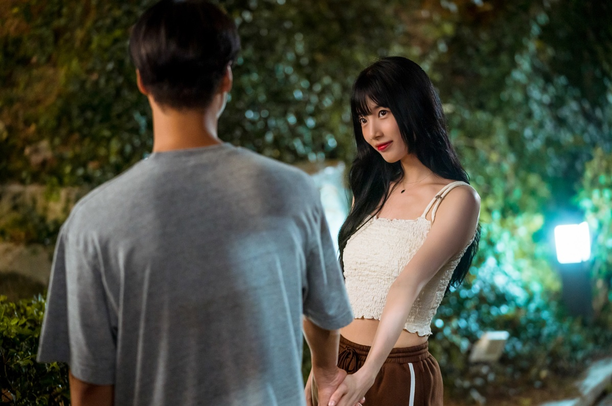 Yang Se-jong jako Lee Won-jun, Bae Suzy jako Lee Doona w serialu Doona! od Netflix. 