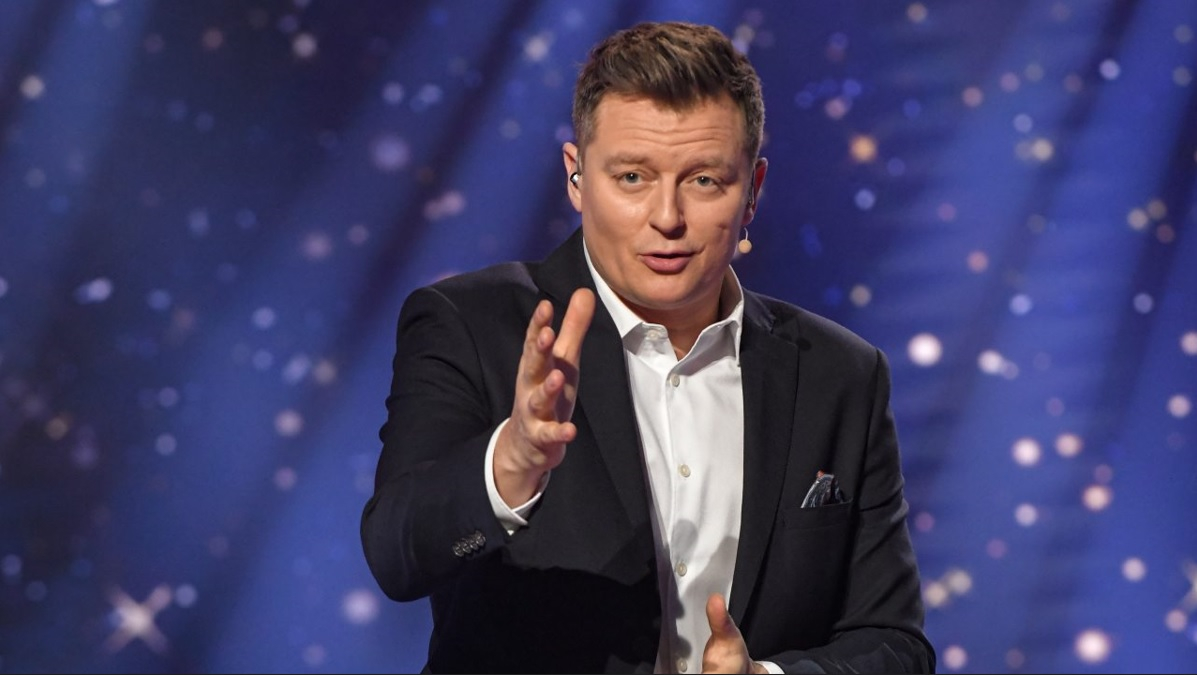 Rafał Brzozowski prowadzący program "Jaka to melodia?" na TVP 1. 