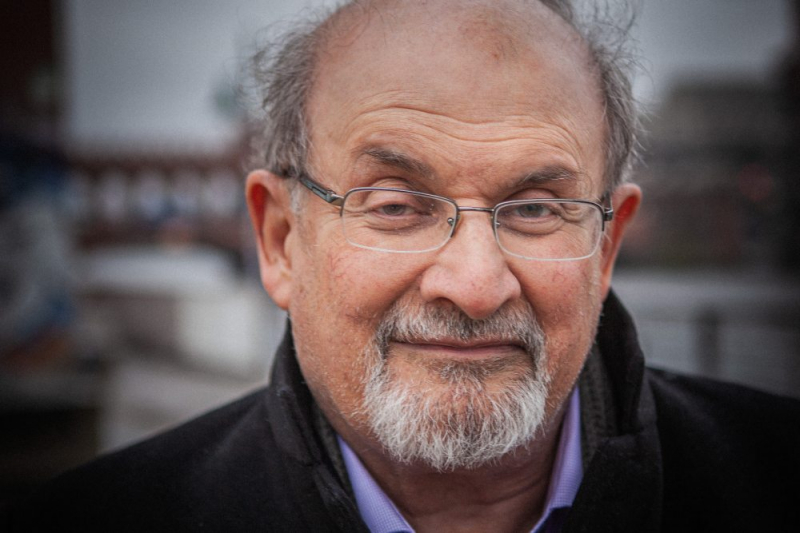 Obrazek w treści Salman Rushdie stracił wzrok w jednym oku po ataku nożownika [jpg]