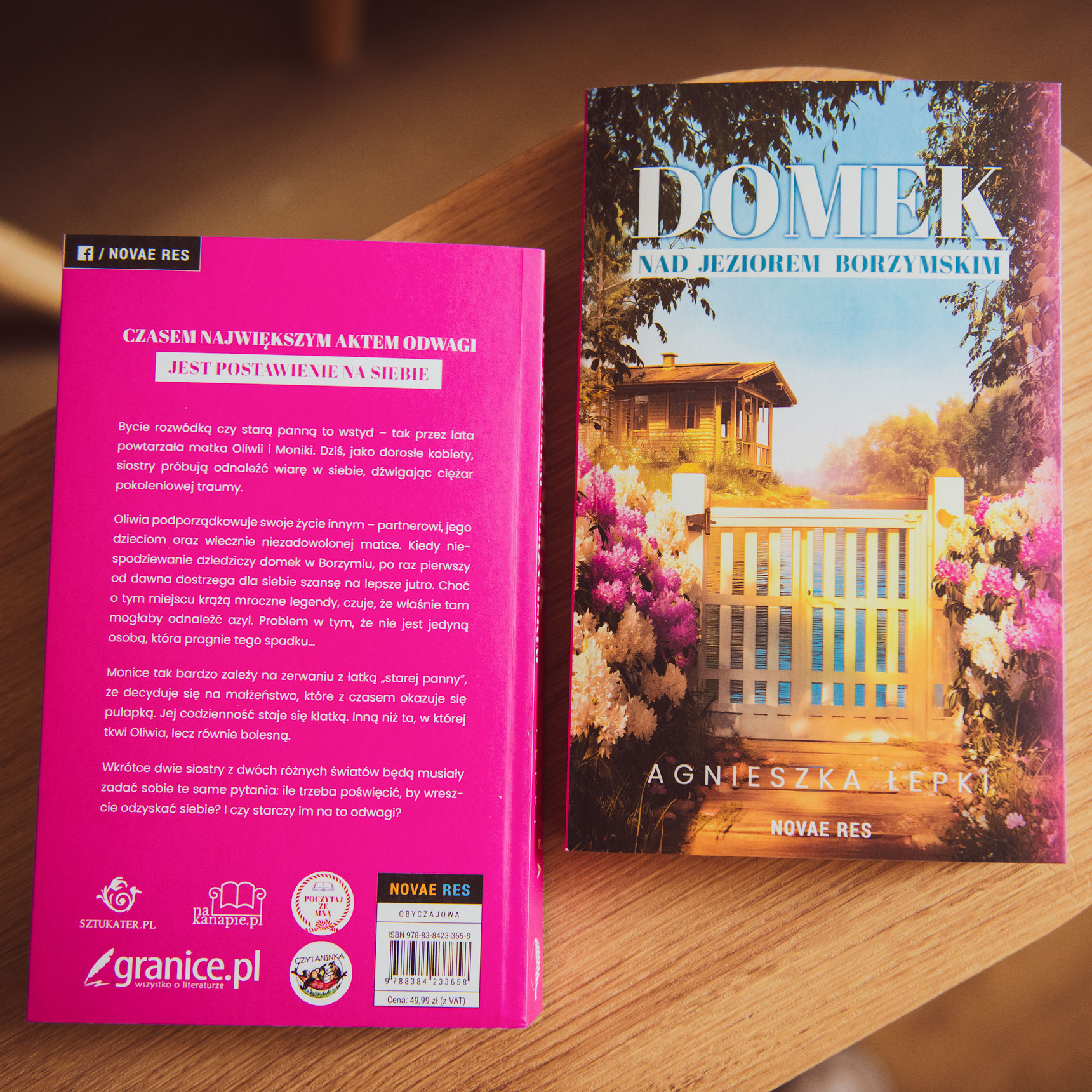 Slider - Dlaczego wci�� uczymy c�rki wstydu zamiast wyboru? „Domek nad Jeziorem Borzymskim" Agnieszki �epki