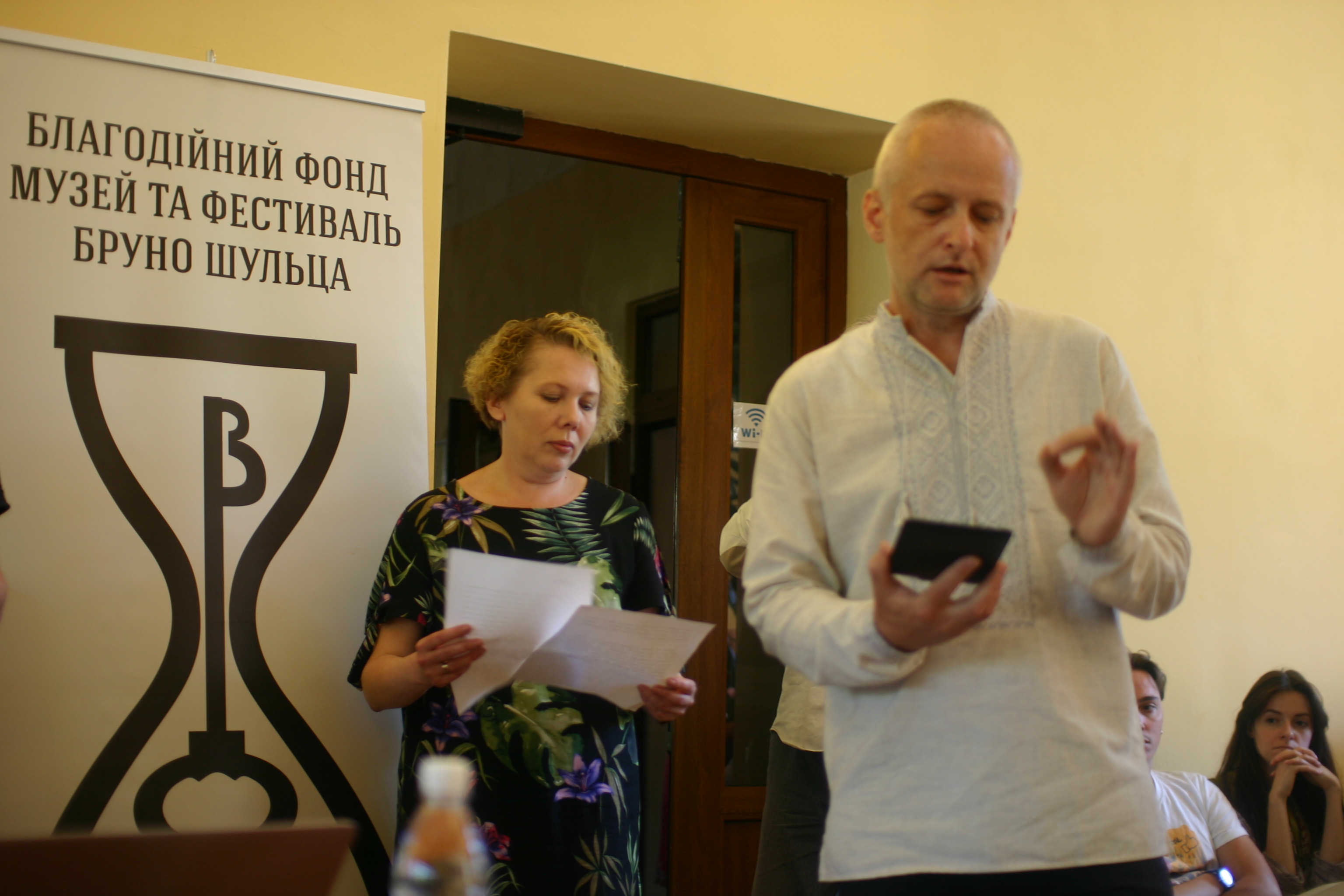 Profesor Paweł  Próchniak podczas tegorocznego Festiwalu im. Brunona Schulza w Drohobyczu (z lewej strony dr Wiera Meniok - organizator Festiwalu)