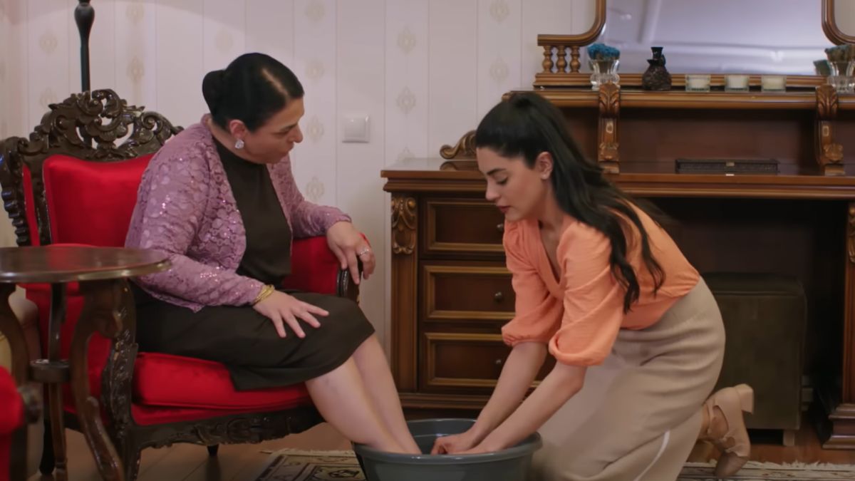 Panna młoda odc. 74, 75. Mukkander upokarza Hancer i zmusza ją do umycia jej stóp