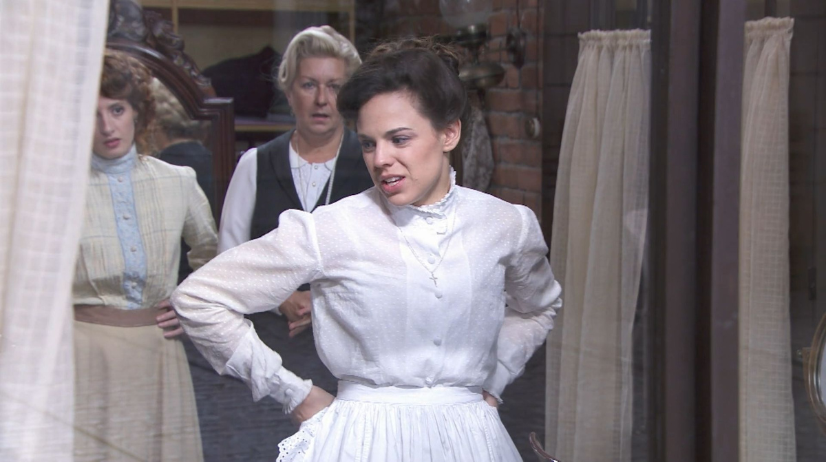 Akacjowa 38 - 734 i 735 odc. Simon i Elvira nie potrafią bez siebie żyć!  Diego prosi Blancę o pomoc przy wystawie. Streszczenie 734 i 735 odcinka.