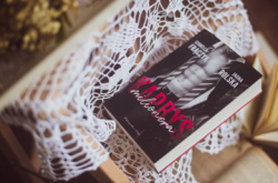 News - Czy za pienidze mona kupi wszystko? &amp;#8222;Kaprys milionera&quot; Izabelli Frczyk i Jagny Rolskiej