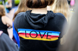 News bbb - Posanka przekae ksiki o LGBT+ Przemysawowi Czarnkowi
