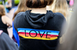 News bbb - Posanka przekae ksiki o LGBT+ Przemysawowi Czarnkowi