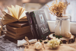 News - Stare rody, drogocenne przedmioty, mroczne tajemnice. &amp;#8222;Dama ze szmaragdami&quot; Pauliny Kuzawiskiej