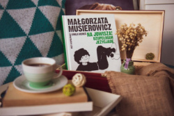 News - Absztyfikant. &amp;#8222;Na Jowisza! Uzupeniam Jeycjad&quot; Magorzaty Musierowicz i Emilii Kiere