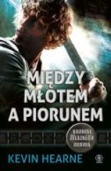 Okadka ksizki - Midzy motem a piorunem. Kroniki elaznego Druida 3