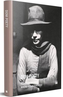 Okadka ksiki - Dom poety. Eseje o twrczoci Mirona Biaoszewskiego