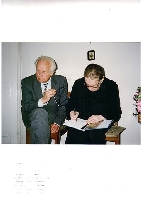 Profesor W�odzimierz W�jcik z wizyt� u X. Jana Twardowskiego. Warszawa, kwiecie� 1996 r.