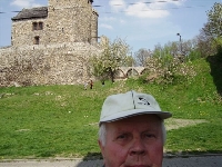 Profesor W. przed Zamkiem Kazimierzowskim w B�dzinie 