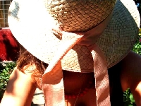 Przykryta kapeluszem.