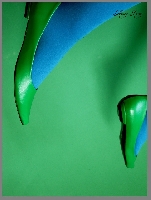 zielono niebieskie uniesienie, zdecie w kategorii fashion prezentujace ultra kolorowa sesje