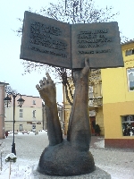 Pomnik Ksi��ki w Lesku