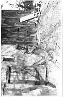 M�czyzna wychodz�cy z szopy