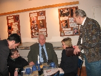 Profesor W. w�r�d uniwersyteckich Przyjaci� na spotkaniu w Bibliotece Miejskiej w Katowicach: MISTRZ S�OWA