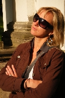 zamy�lona w�r�d t�umu my�l�cych