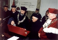 Rok 1999; uroczysto nadania doktoratu hc Tadeuszowi Rewiczowi. Z lewej: Doktor honoris causa Ul. Ryszard Kapuciski