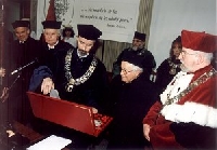 Rok 1999; uroczysto�� nadania doktoratu hc Tadeuszowi R�ewiczowi. Z lewej: Doktor honoris causa U�l. Ryszard Kapu�ci�ski