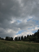 Chmury jak my�li kot�uj� si� nad g�ow�