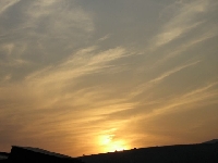 S�o�ce kryje si� za g�ry, ale w jakim �adnym stylu to robi