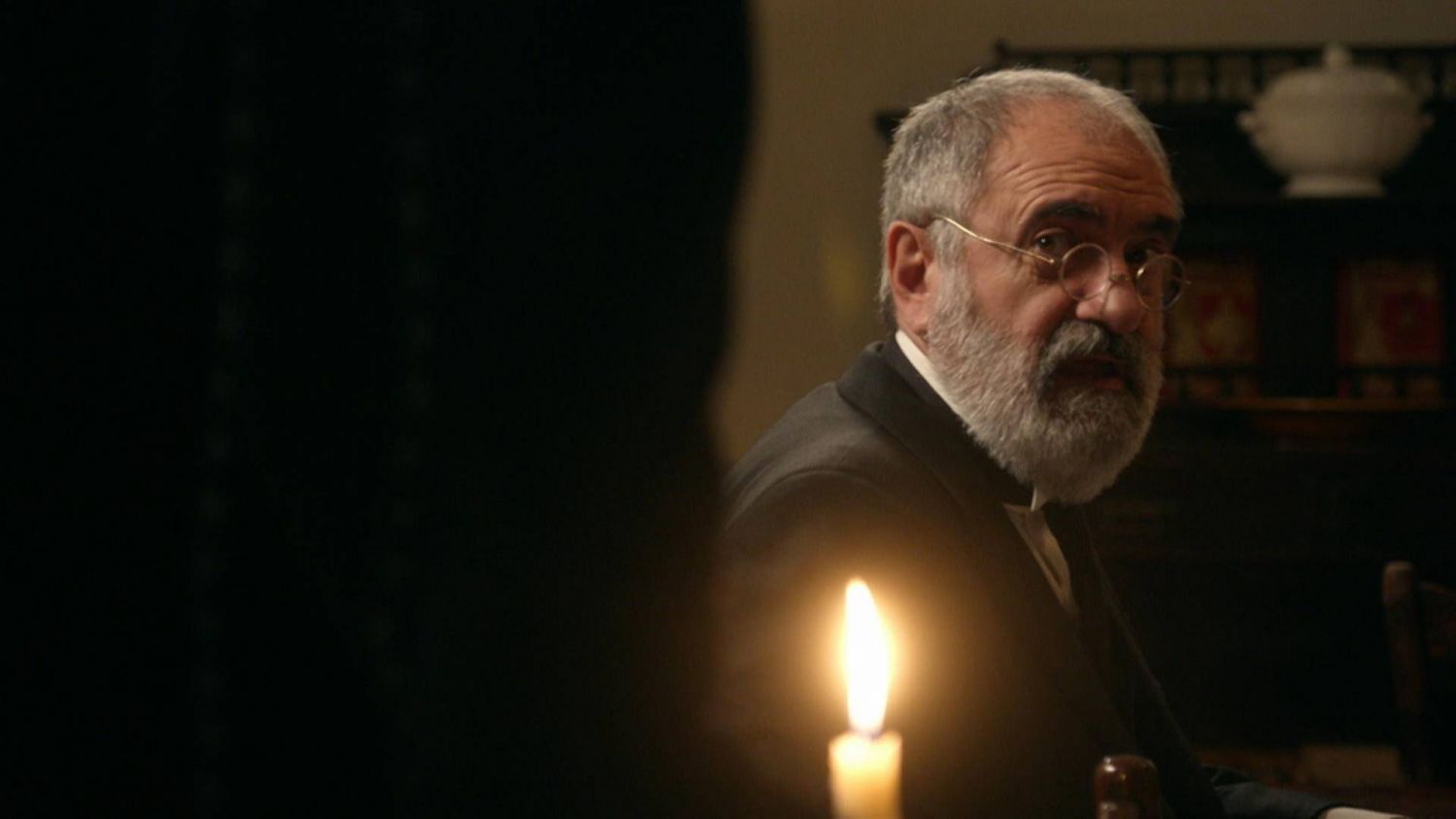 News La Promesa - pa�ac tajemnic - 92 odc. Ksi�dz Camilo to oszust i szpieg?! Zaskakuj�ce odkrycie Funesa. Streszczenie 92 i 93 odc.