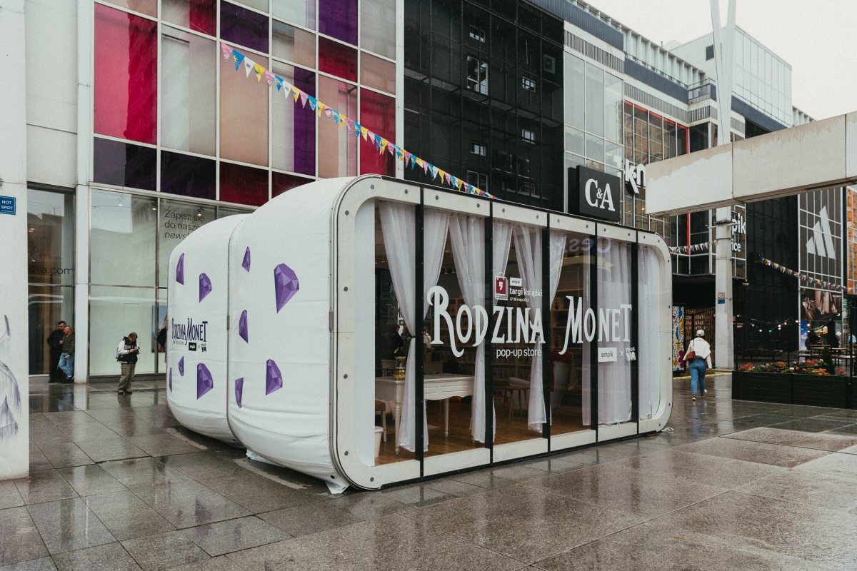 News Pok�j bohaterki „Rodziny Monet” odtworzony w centrum Warszawy. Czytelnicy ustali si� w kilkukilometrowej kolejce 