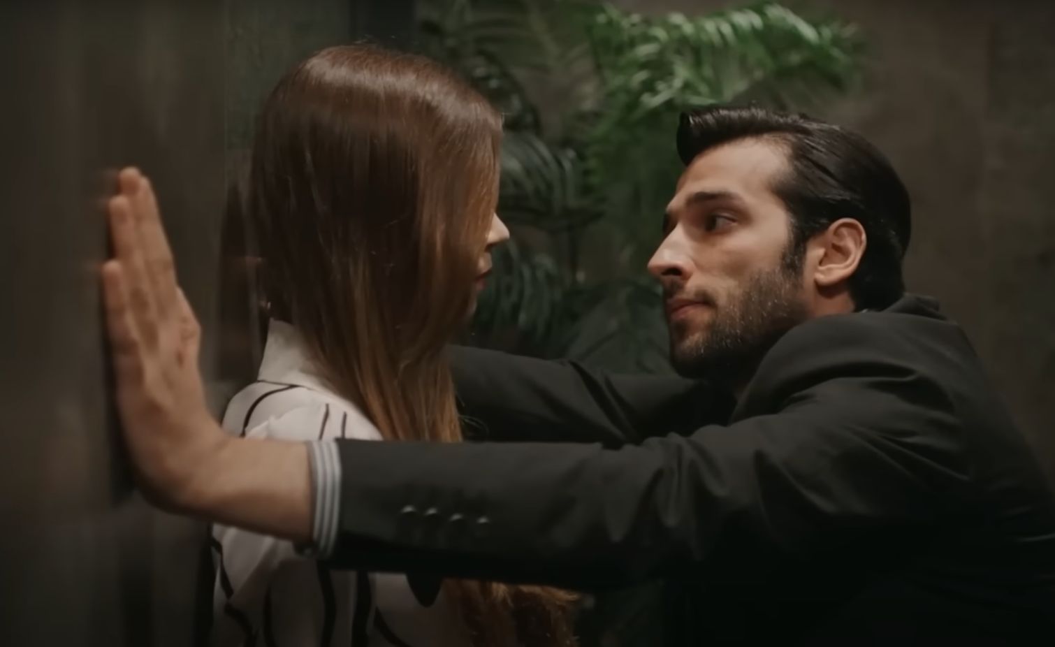 News Z�oty ch�opak - 119 odc. Gdy Seyran i Ferit pr�buj� uciec, na ich drodze staje Tarik. Streszczenie 119 i 120 odcinka