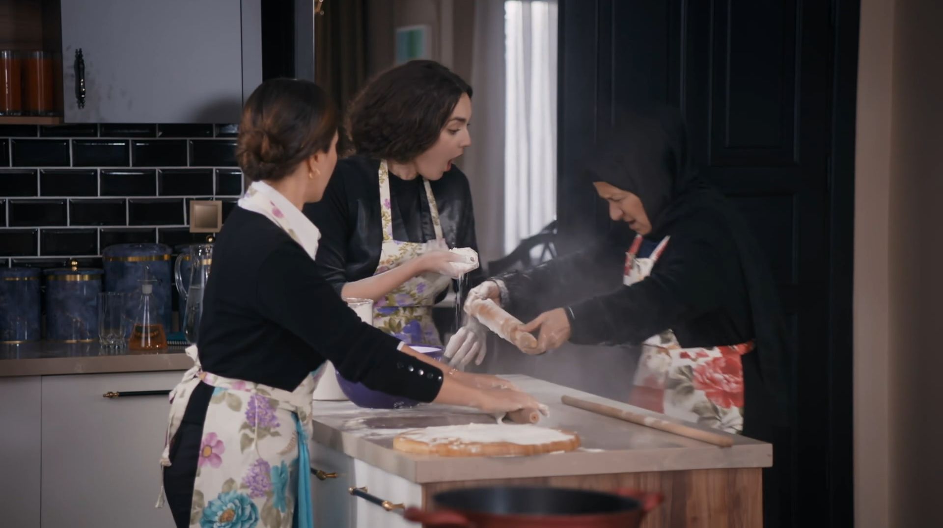 News Dziedzictwo odc. 709 i 710 streszczenie. Ayse wraca do zdrowia. Nana i Yaman wsplnie rozdaj jedzenie