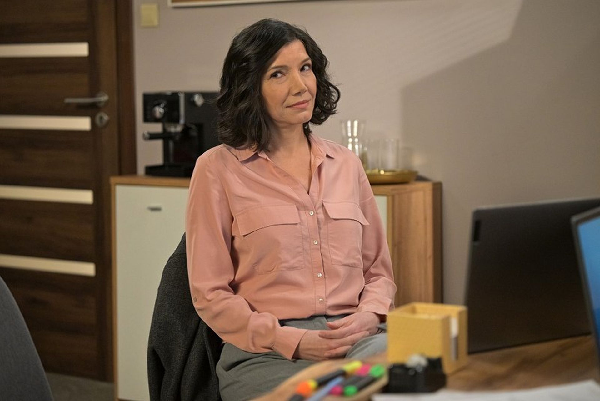 News Pierwsza mi�o�� - 3993 odc. Melisa wraca do Wadlewa, a Piotrek decyduje si� na nowy pocz�tek z Mart�. Streszczenie 3993 i 3994 odc