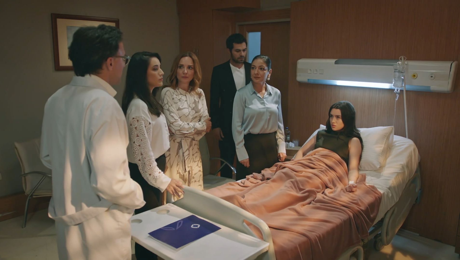 News Wichrowe wzg�rze - 250 odc. Zeynep trafia do szpitala, a Halil podejrzewa podmian� wynik�w bada�. Streszczenie 250 i 251 odc. 