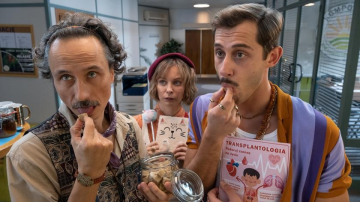 News Camera Cafe. Nowe parzenie - 3 odc. Fretka rozpoczyna w firmie kampani� promuj�ca transplantologi�. Streszczenie 3 i 4 odc.