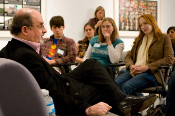 News Salman Rushdie zaatakowany noem. Pisarz po operacji zosta podczony do respiratora