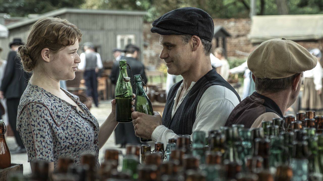 News Stulecie Winnych - 8 odc. Ania zatraca si� w nauce, zostaje ulubion� studentk� Korczaka. Streszczenie 8 i 9 odcinka