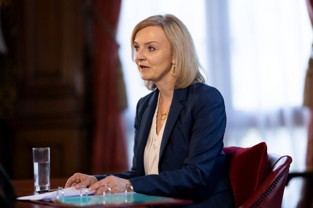 News Premiera biografii Liz Truss przesunita. Powodem rezygnacja premierki ze stanowiska