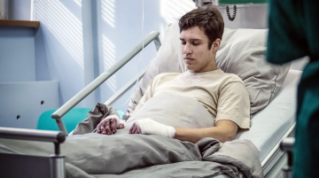 News Pierwsza mi�o�� - 3625 i 3626 odcinek. Kinga nie wie jak powiedzie� bliskim, �e jest powa�nie chora. Streszczenie odcink�w