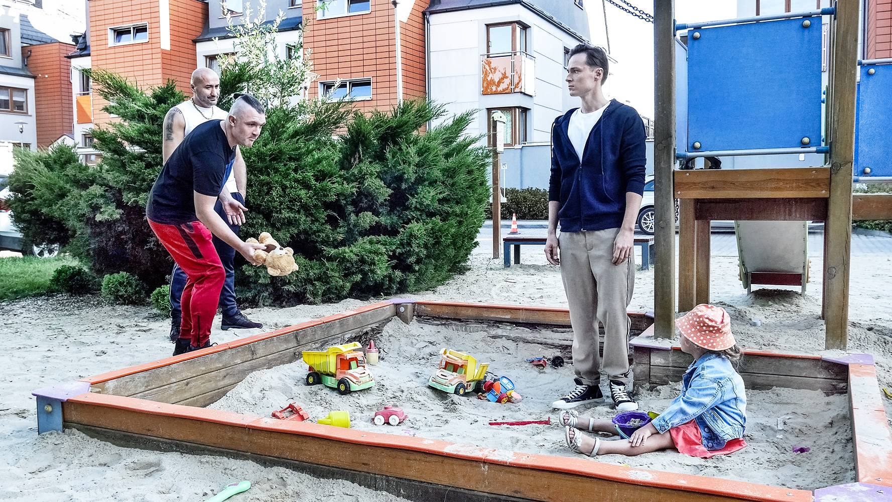 News Pierwsza mi�o�� - 3713 odc. Krystian sam zajmuje si� Marlenk�. Robi si� niebezpiecznie. Streszczenie 3713 i 3714 odcinka