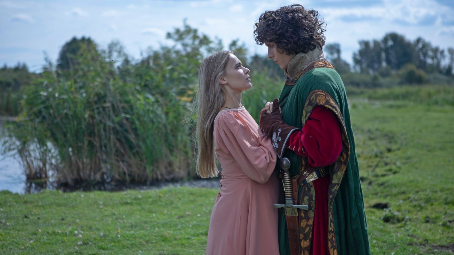 News Kr�lowie odc. 37 i 38 streszczenie: Zofia walczy o czas, a Kazimierz otrzymuje niespodziewane wie�ci! Co jeszcze si� wydarzy? 