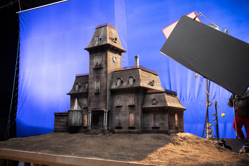 News Jak wymy�lono klimatyczn� scenografi� do serialu „Wednesday”? 