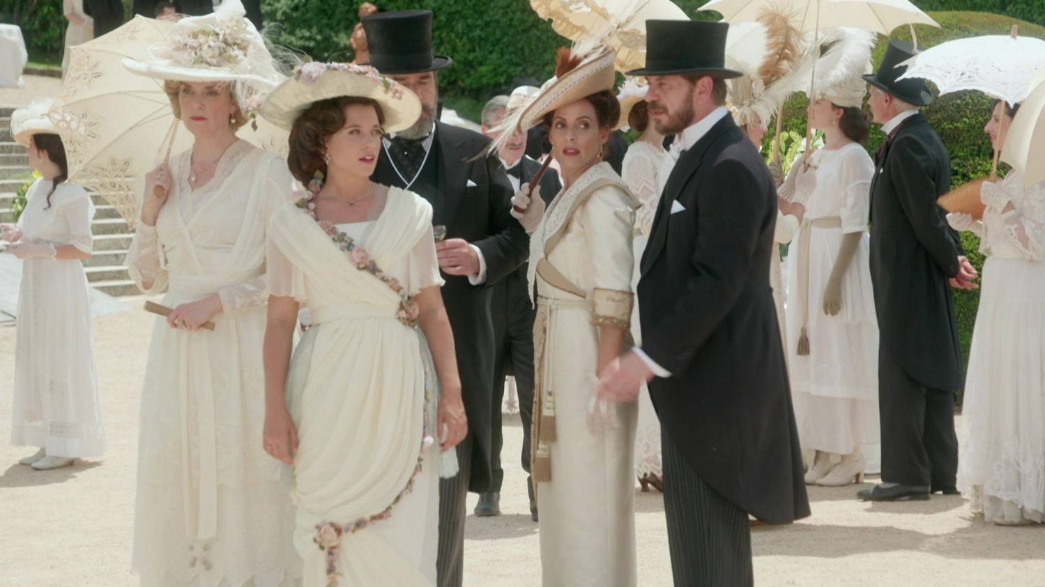 News La Promesa - pa�ac tajemnic - 230 odc. Cruz i Alonso poni�eni na kr�lewskim przyj�ciu. Streszczenie 230 i 231 odc.