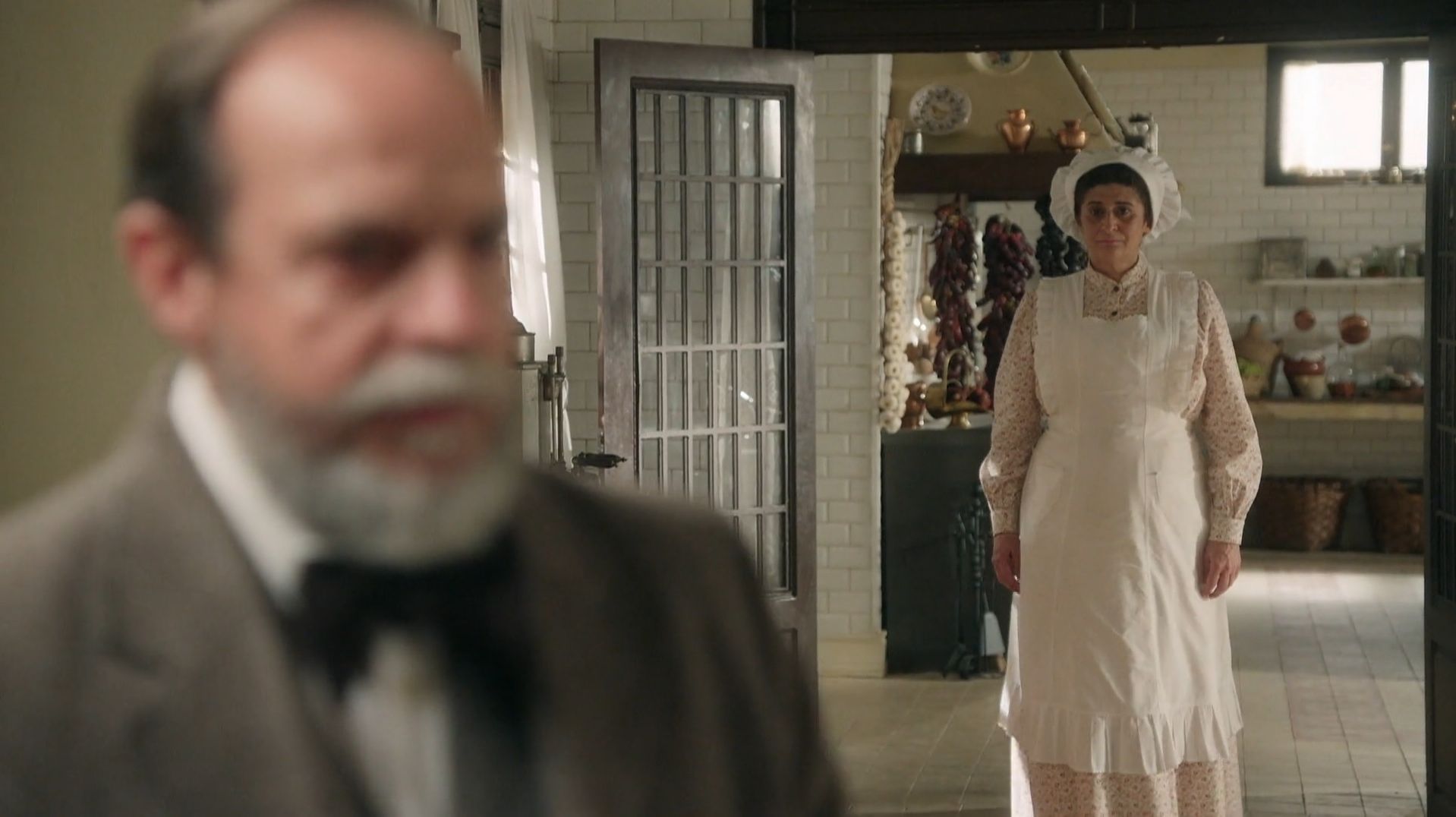 News La Promesa - pałac tajemnic - 233 odc. Teresa broni Feliciana. Candela unika Carlosa po jego oświadczynach. Streszczenie 233 i 234 odc.