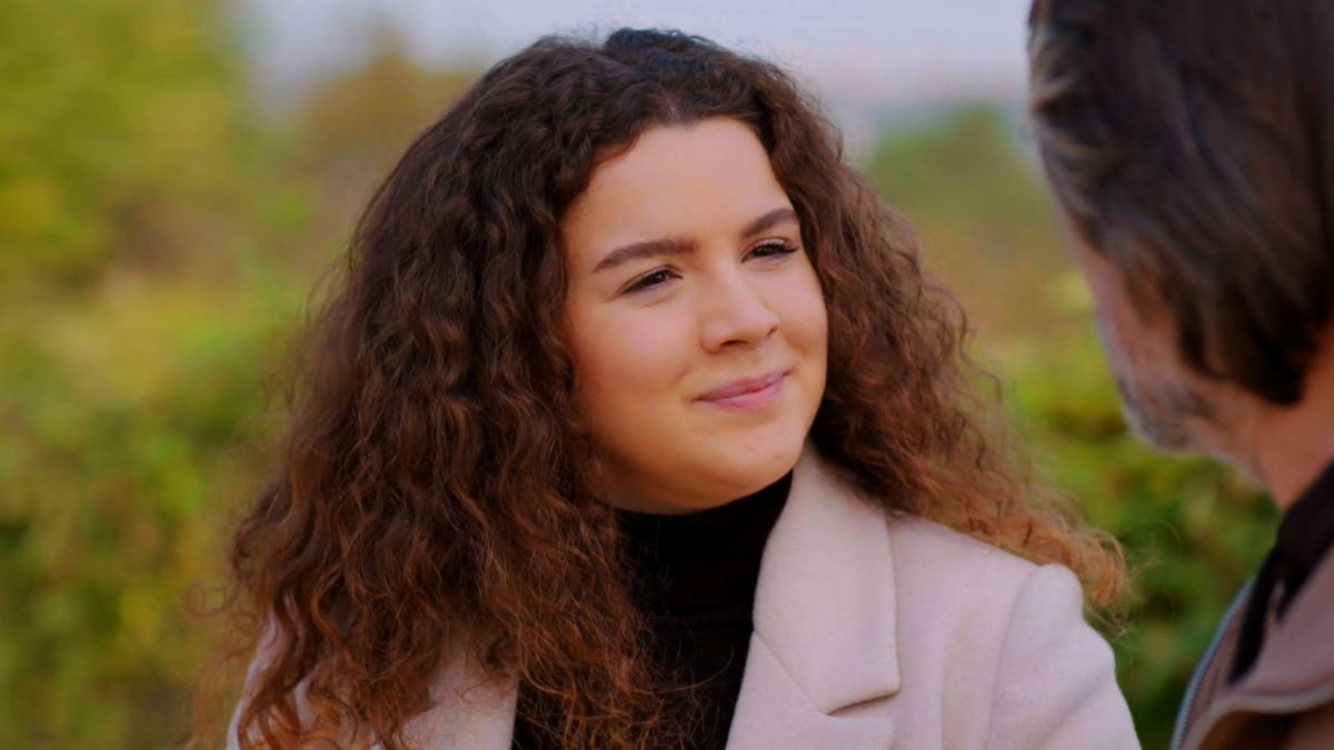 News Mio i nadzieja odc 305, 306. Melis jedzie spotka si z Taylanem. Zeynep chce jej powiedzie, e s siostrami.