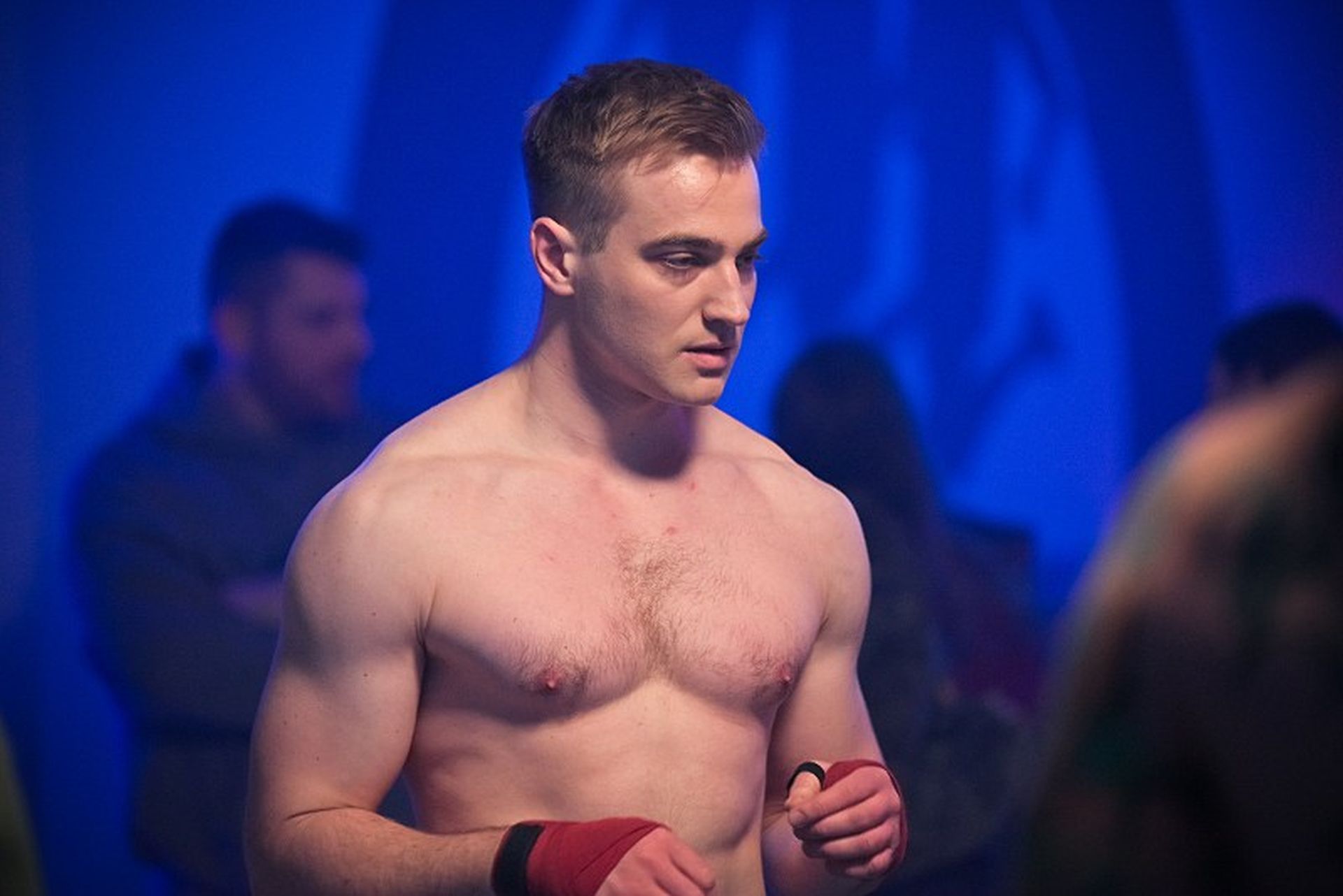 News Pierwsza mi�o�� - 3992 odc. Bia�y po raz pierwszy w ringu, a Teresa potajemnie spotyka si� z Mateuszem. Streszczenie 3992 i 3993 odc