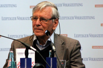 News Amos Oz oskar�ony o przemoc domow��