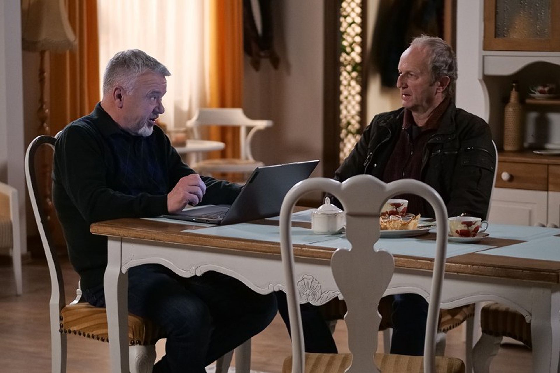 News Pierwsza mi�o�� - 3975 odc. �mia�ek ujawnia szokuj�ce fakty i ��da usuni�cia w�jta! Streszczenie 3975 i 3976 odc