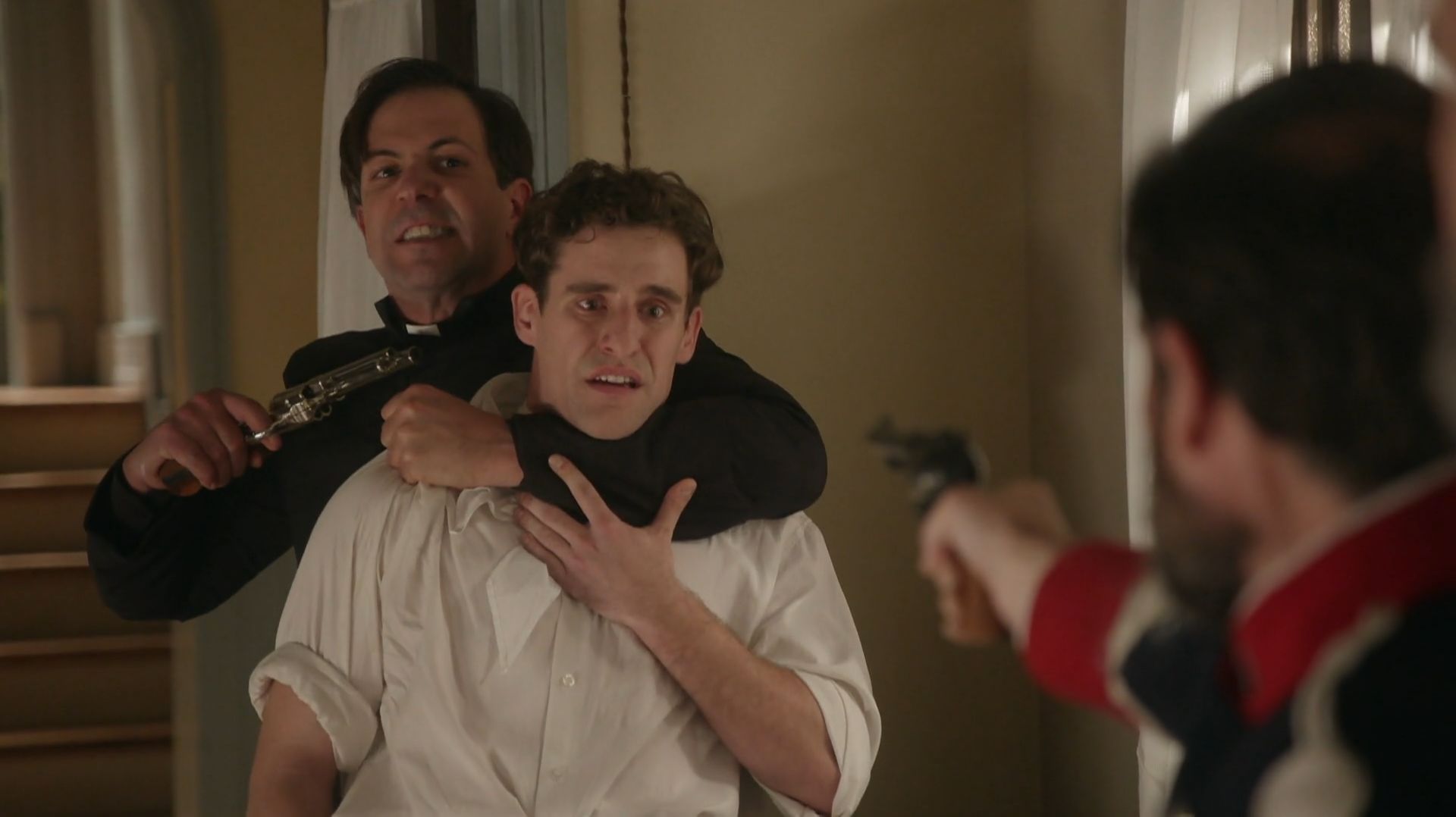 News La Promesa - pa�ac tajemnic - 93 odc. Camilo nie daje za wygran� i grozi broni�! Catalina ryzykuje wszystko, by ocali� ojca. Streszczenie 93 i 94 odc.