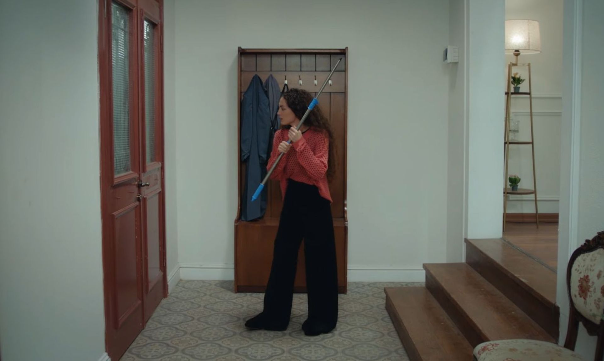 News Dziedzictwo odc. 876 i 877 streszczenie. Nana wpada w panik�, bo my�li, �e widzi Zehira. Poyraz pr�buje j� uspokoi�