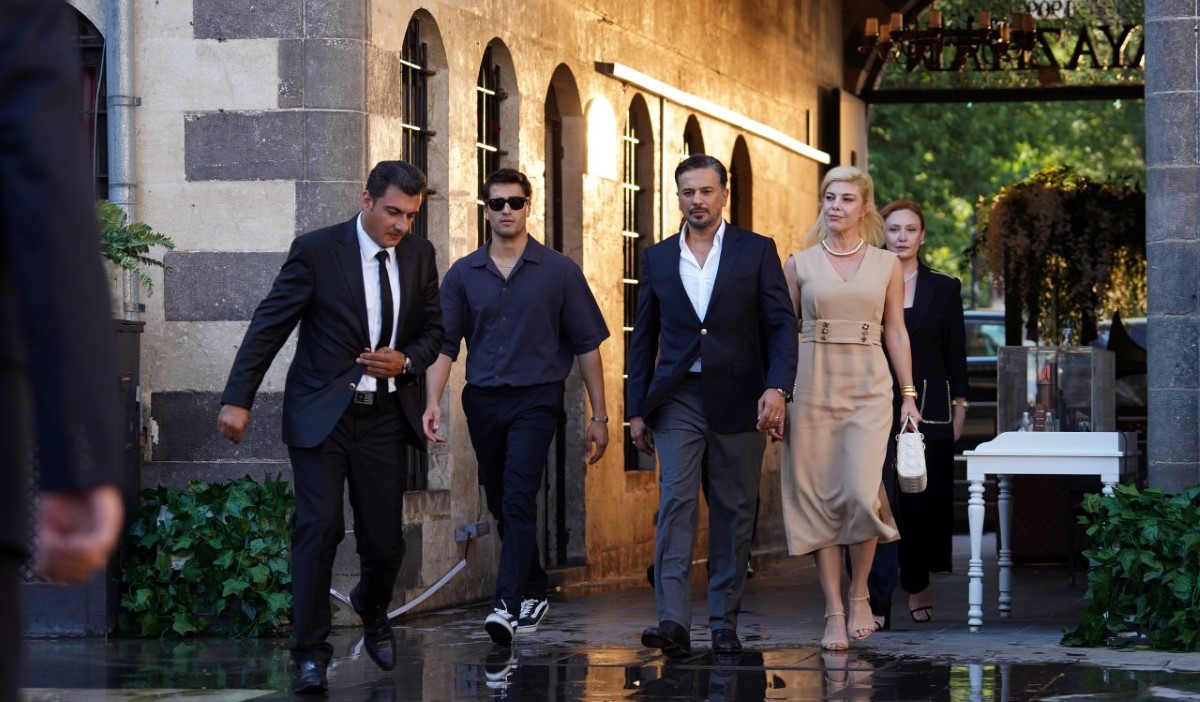 News „Z�oty ch�opak” – 5 odcinek. Seyran uczestniczy w spotkaniu z rodzicami Ferita. Streszczenie 5 i 6 odcinka